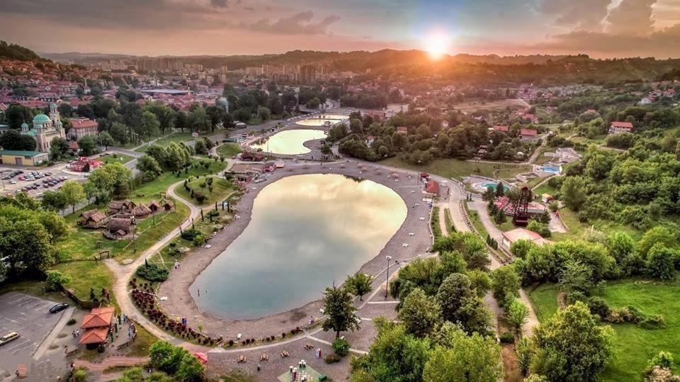 Apartment Teatar Tuzla Luaran gambar