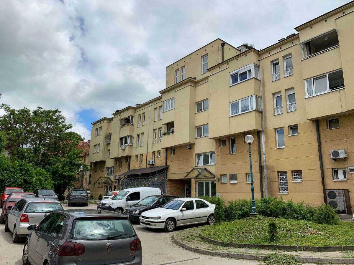 Apartment Teatar Tuzla Luaran gambar